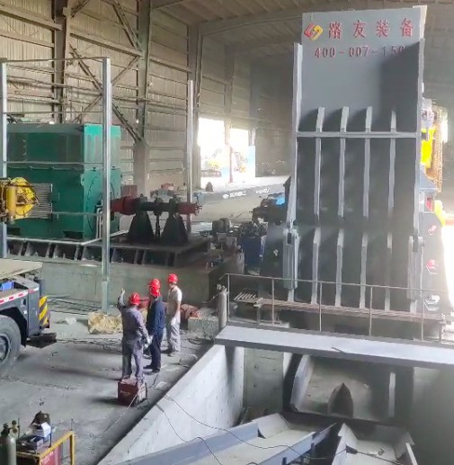 張家港傳來喜報(bào)，6000馬力破碎機(jī)安裝完畢。這個(gè)大家伙可不能小看它，每小時(shí)出料可高達(dá)150噸。