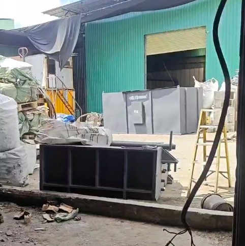 安裝師傅與設(shè)備到達(dá)香港，已卸車等待安裝