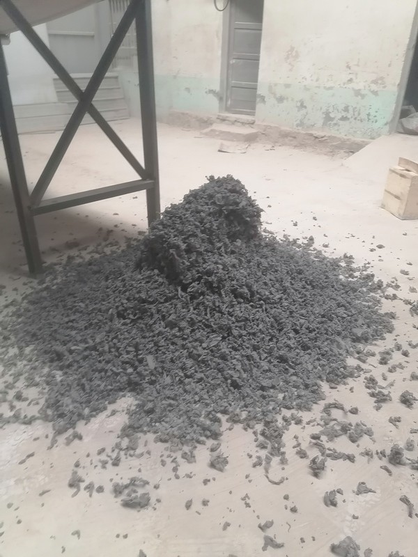 淄博地區(qū)破碎機(jī)試機(jī)調(diào)試，物料屬于夾雜重度灰塵的金屬組成件